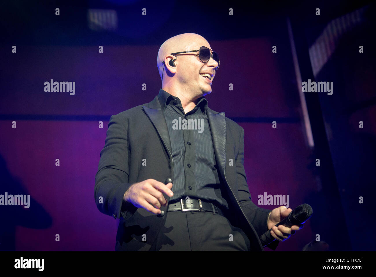 Toronto, Ontario, Canada. 10th Aug, 2016. American rapper PITBULL ...