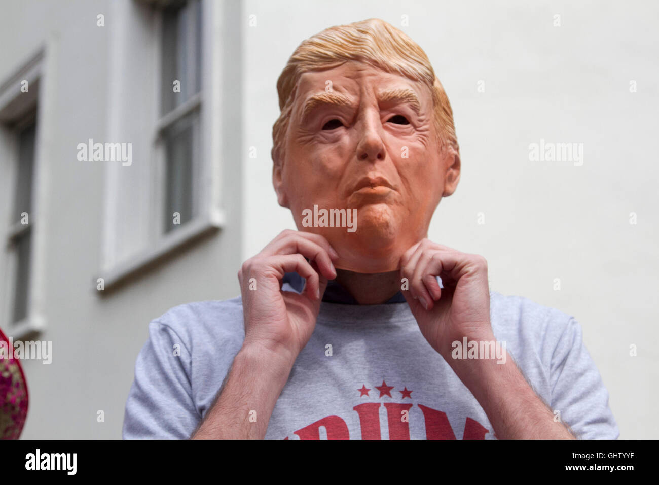 Vauxhall London UK. 11th August 2016. A Cricket fan man wearing a Donald Trump mask arrives for the fourth test match between England and Pakistan at the Kia Oval in Vauxhall Credit:  amer ghazzal/Alamy Live News Stock Photo