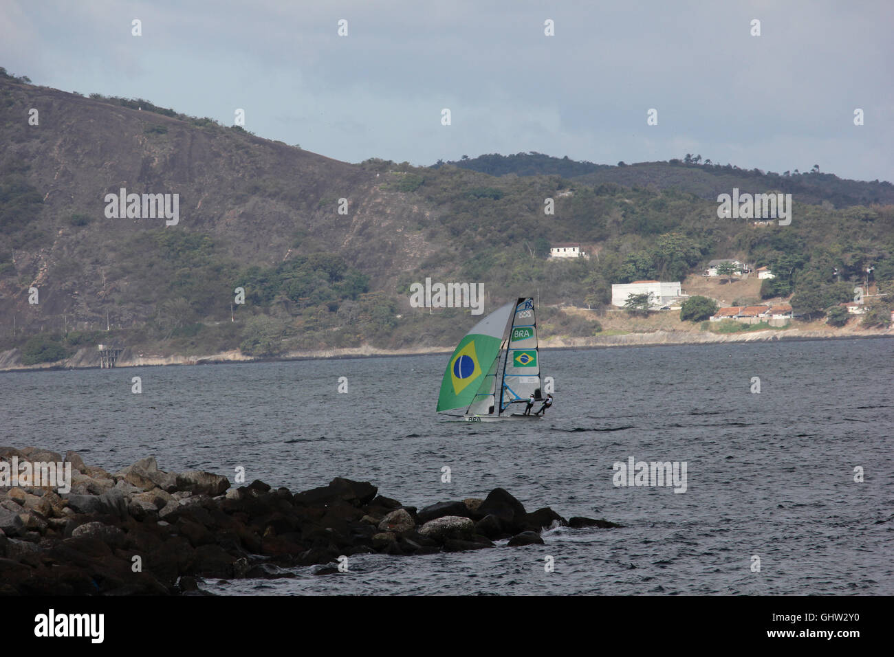 Rio de Janeiro, Brazil. 11th August 2016. Athletes from different countries take part in the sailing competitions for the 2016 Olympic Games, in the waters of Guanabara Bay, in Rio de Janeiro. Popular enjoy the Gloria Marina to the waterfront to watch the competitions without buying tickets. Credit:  Luiz Souza/Alamy Live News Stock Photo