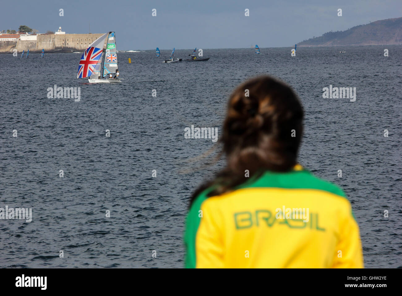 Rio de Janeiro, Brazil. 11th August 2016. Athletes from different countries take part in the sailing competitions for the 2016 Olympic Games, in the waters of Guanabara Bay, in Rio de Janeiro. Popular enjoy the Gloria Marina to the waterfront to watch the competitions without buying tickets. Credit:  Luiz Souza/Alamy Live News Stock Photo