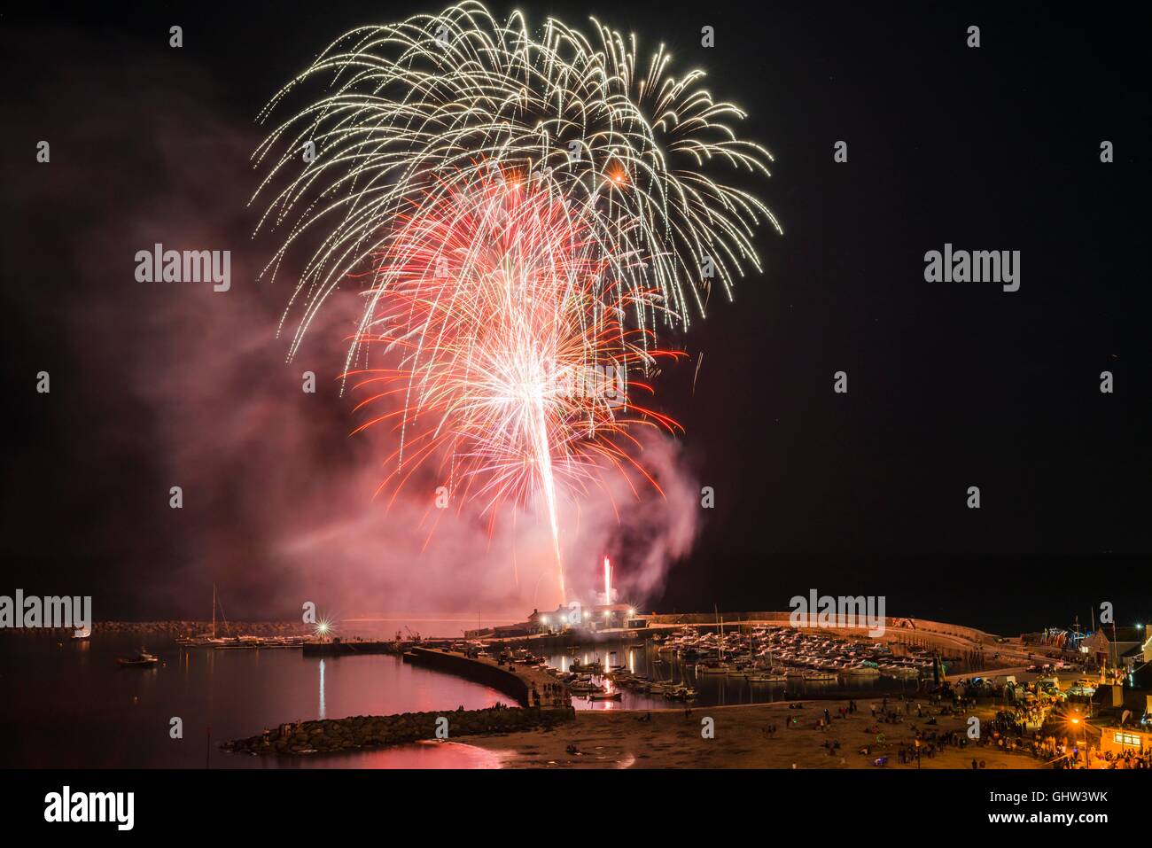 Lyme Regis, Dorset, UK. 11th Aug, 2016. A spectacular fireworks display