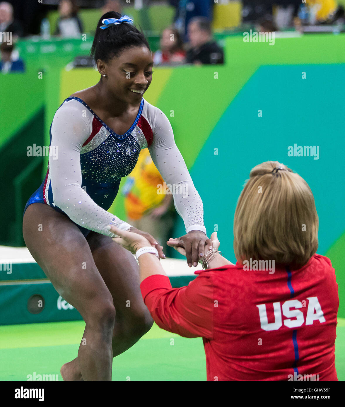 Rio De Janeiro Rj Brazil 11th Aug 16 Olympics Gymnastics Gold Medal Winner Simone Biles Usa Hi Fives Her Coach After She Competes On The Balance Beam In Women S Individual Al Around At Rio De Janeiro Rj Brazil 11th Aug 16 Olympics Gymnastics Gold Medal Winner Simone Biles Usa Hi Fives Her Coach After She Competes On The Balance Beam In Women S Individual Al Around At