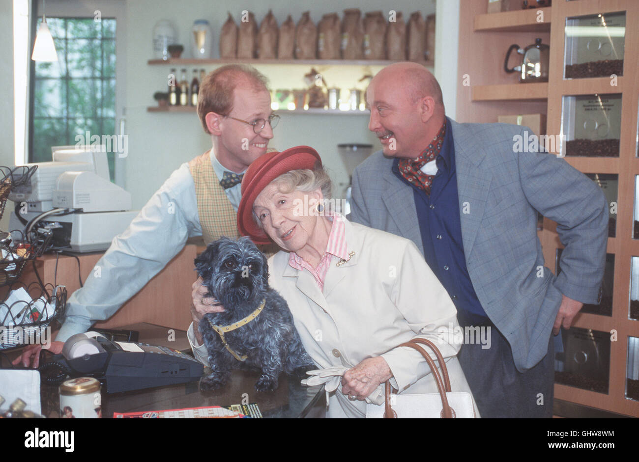 HEIMATGESCHICHTEN Folge: Herr Petermann Die alleinlebende, verwitwete alte Dame, Marianne Georg (INGE MEYSEL) wird ständig von ihrem kleinen Hund 'Herr Petermann' begleitet. Als sie Richard Lobach (WOLF DIETRICH BERG) und Robert Markgraf (LUTZ HERKENRATH) bittet, für einige Stunden auf ihren Hund aufzupassen, geschieht ein Unglück: Herr Petermann wird überfahren. Alle stehen vor einem Rätsel: Marianne tut so, als sei nichts geschehen. Für sie lebt 'Herr Petermann' putzmunter weiter. aka. Herr Petermann Stock Photo