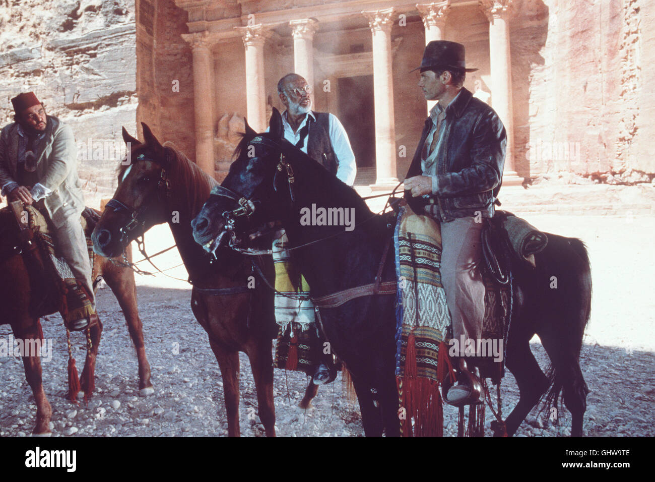 INDIANA JONES UND DER LETZTE KREUZZUG Bevor sich Indiana Jones (HARRISON FORD, r.) auf die Jagd nach dem Heiligen Gral macht, muß er erst noch seinen Vater Henry Jones (SEAN CONNERY) befreien, der von den Nazis entführt wurde. Regie: Steven Spielberg aka. Indiana Jones and the Last Crusade Stock Photo