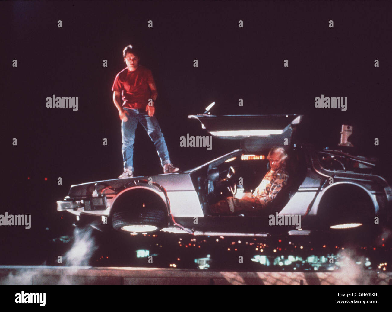 Zurück in die Zukunft Back to the Future USA 1985 Michael J. Fox, Christoph Lloyd mit der Zeitmaschine, ein umgebauter Sportwagen vom Typ De Lorean DMC-12. MICHAEL J. FOX CHRISTOPH LLOYD Stock Photo