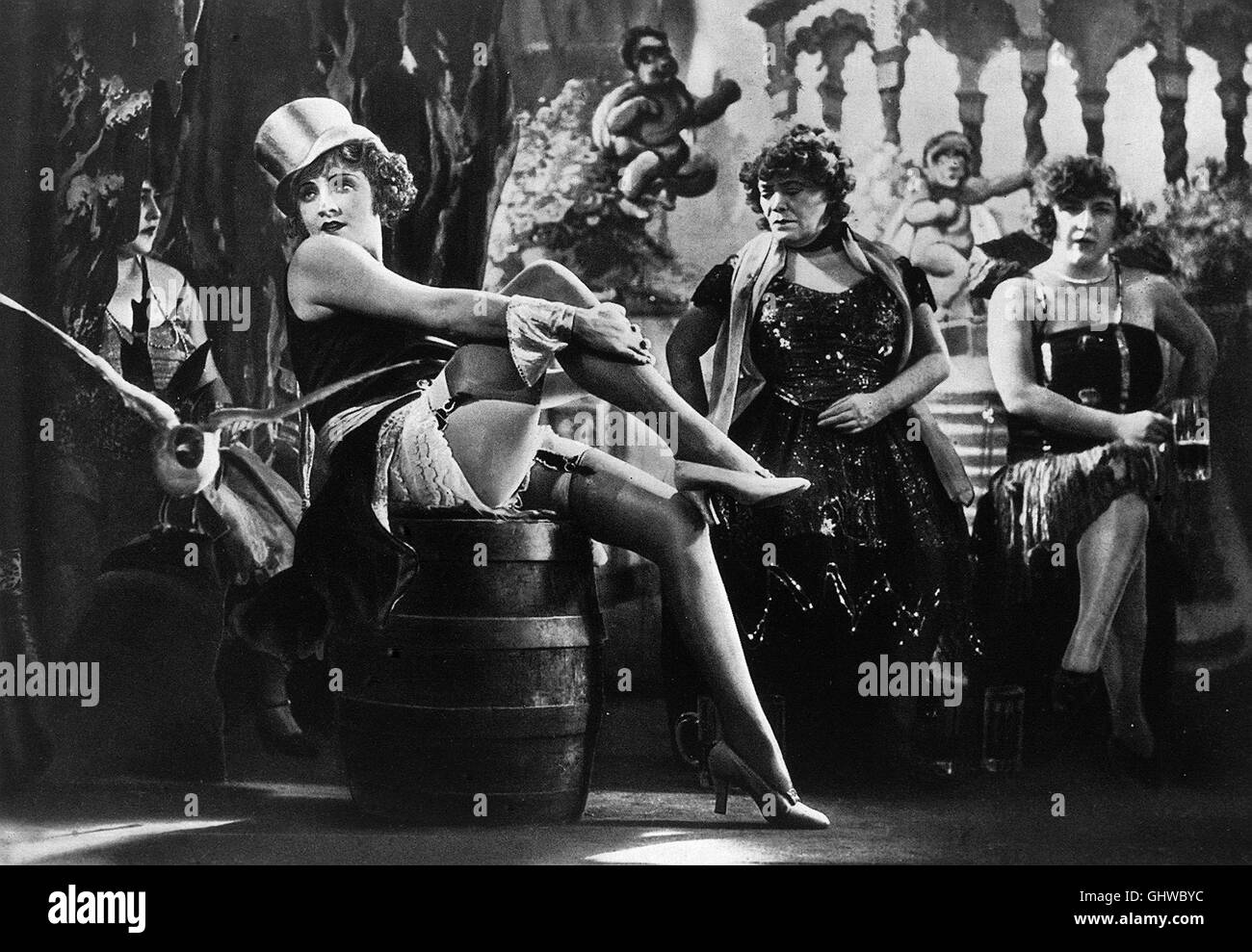 DER BLAUE ENGEL D 1930 - Josef von Sternberg Marlene Dietrich (Lola Lola) u. Rosa Valetti (Guste) Regie: Josef von Sternberg Stock Photo