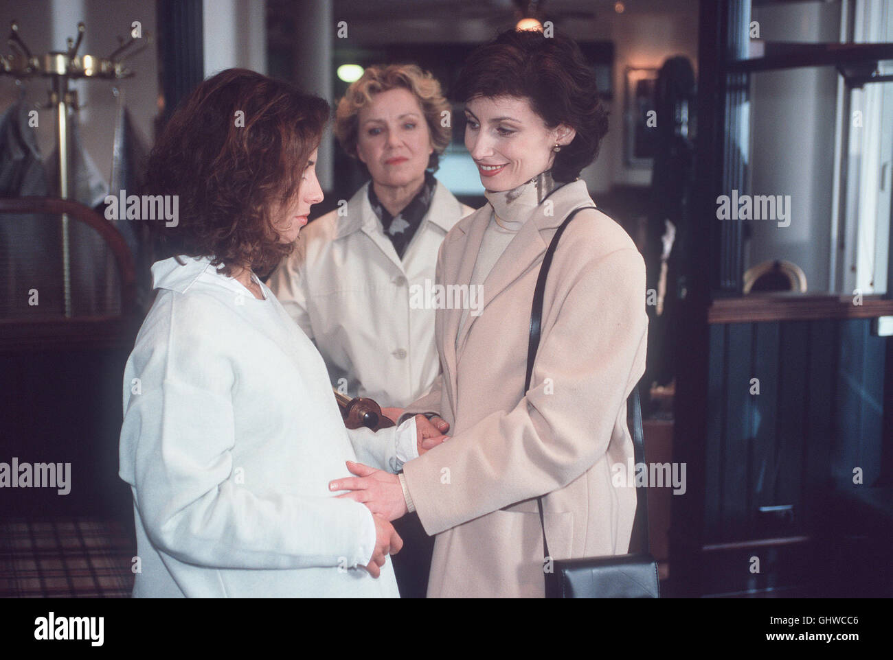 HAPPY BIRTHDAY Carla Riek (DAVIA DANNENBERG, l.), bei deren Geburt Marie (WITTA POHL, M.) vor 20 Jahren Hebamme war, taucht hochschwanger in der Klinik auf. Sie wurde damals zur Adoption freigegeben und bittet Marie nun, ihr bei der Suche nach ihrer leiblichen Mutter, Karen Heilmann (MARIJAM AGISCHEWA), zu helfen. Bald schließen sich Mutter und Tochter in die Arme. VORRAT Regie: Karsten Wichniarz aka. Arbeitstitel: Verzeih' mir Folge 36 Stock Photo
