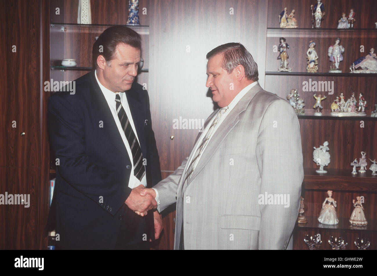 DICKE FREUNDE - DER GROSSE DEAL- Die Männerfreundschaft zwischen Franz-Josef Strauß und Alexander Schalck-Golodkowski gehört zu den schillernsten Phänomenen der Ost-West-Beziehungen. "Dicke Freunde" schildert diese Freundschaft in Form einer Komödie, die die Zuschauer auch an den privaten Verwicklungen teilhaben lässt. JOSEF BIERBICHLER - Franz-Josef Strauß HORST KRAUSE -Alexander Schalck-Golodkowski (v.l.n.r.) Regie: Horst KÜnigstein Stock Photo