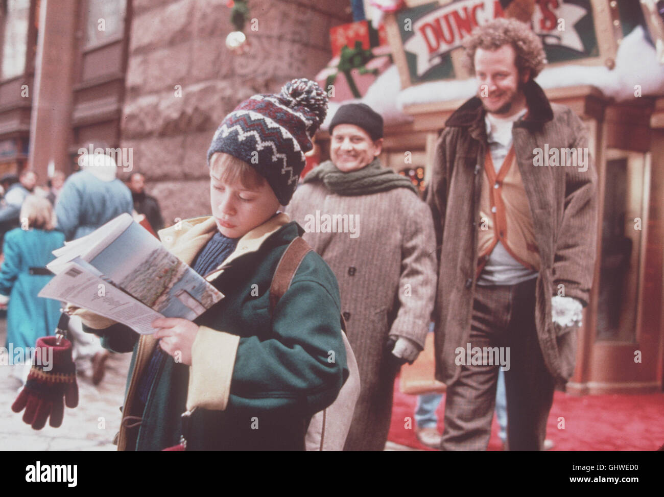 KEVIN - ALLEIN IN NEW YORK- In New York trifft Kevin (MACAULAY CULKIN) ausgerechnet jene Gauner (JOE PESCI als Harry und DANIEL STERN als Marv), die er schon ein Mal hinter Gittern gebracht hat. Regie: Chris Columbus aka. Home Alone 2: Lost in New York Stock Photo