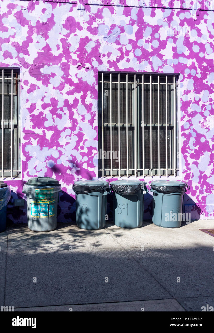 Purple rubbish bags hi-res stock photography and images - Alamy