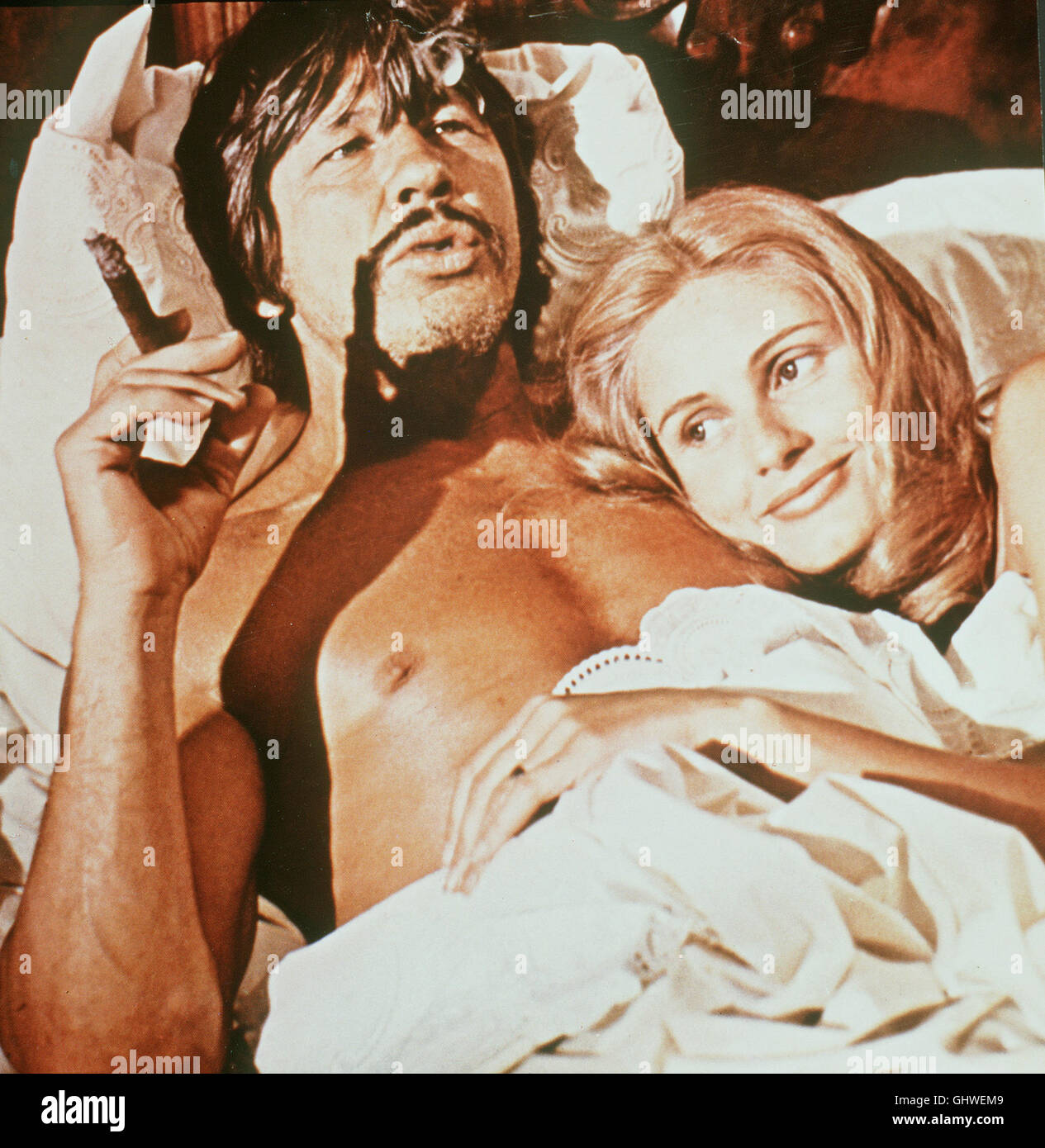 FROM NOON TILL THREE - ZWISCHEN ZWÖLF UND DREI Dorsey (CHARLES BRONSON) hat vor eine Bank zu überfallen, doch dann zweifelt er, ob der Überfall auch wirklich gelingen wird... Szene mit Amanda (JILL IRELAND) Regie: Frank D. Gilroy aka. From Noon Till Three Stock Photo