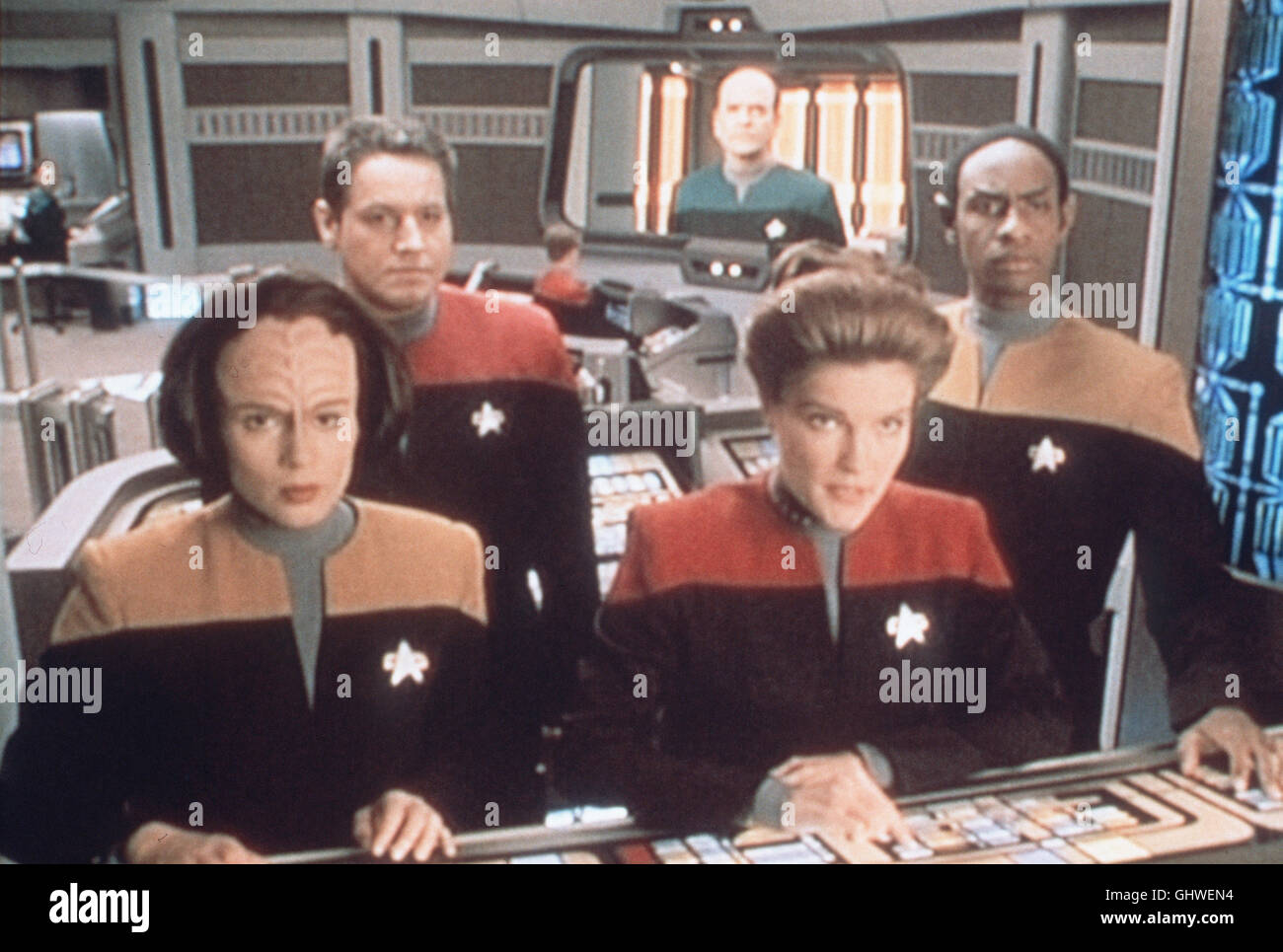 STAR TREK - RAUMSCHIFF VOYAGER- Durch einen Raumspalt taucht ein Raumschiff auf, das die Voyer zu zerstören droht. Szene mit ROXANN BIGGS-DAWSON, ROBERT BELTRAN, KATE MULGREW, TIM RUSS Regie: James L. Conway aka. Star Trek: Voyager Stock Photo