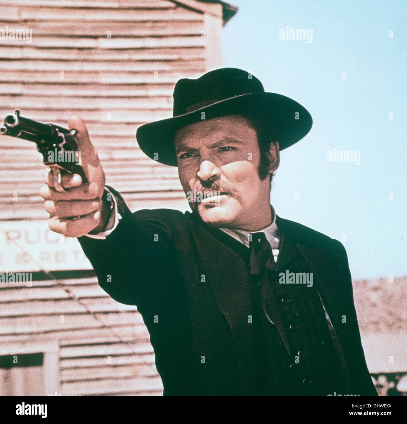 DOC- Der Revolverheld Doc Holliday (STACY KEACH) besucht seinen alten Freund Wyatt Earp, der sich in Tombstone zum Sheriff wählen lassen will. Dazu muß Wyatt die Clanton-Brüder aus dem Weg räu-men und bittet Doc um Hilfe. Regie: Frank Perry aka. Doc Stock Photo