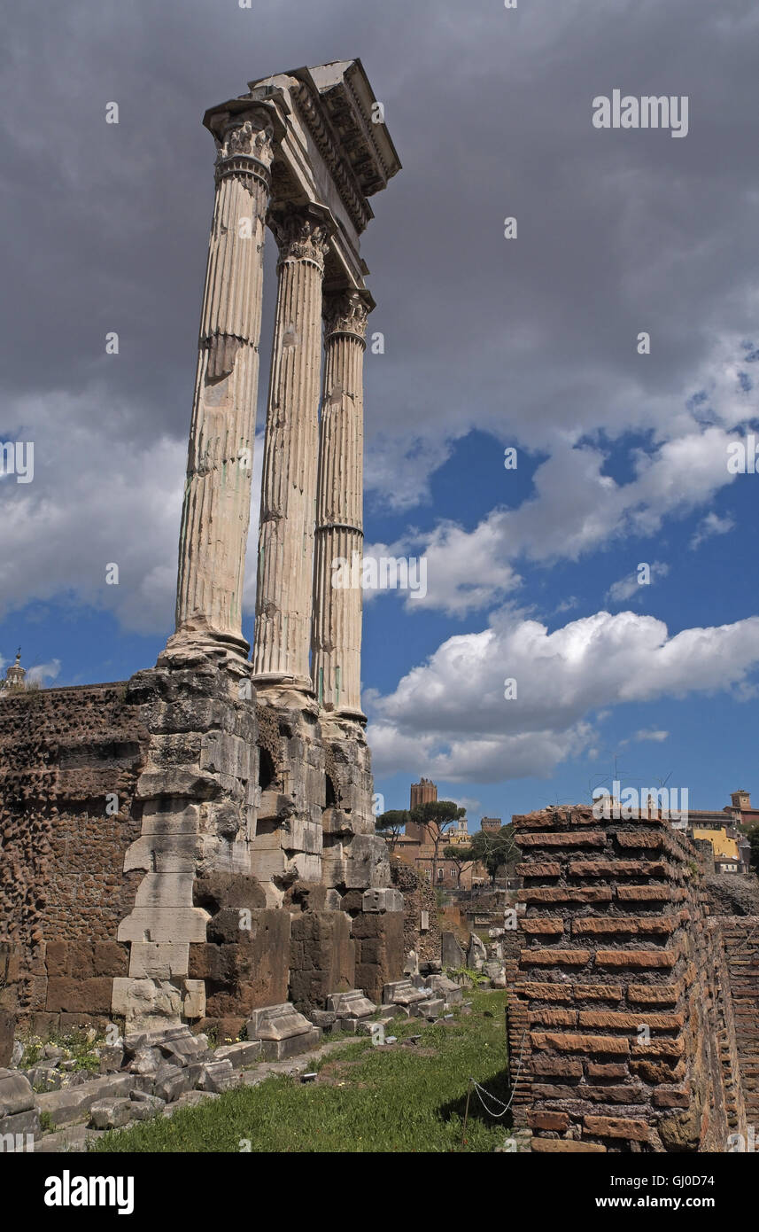 Buildings with columns hi-res stock photography and images - Alamy
