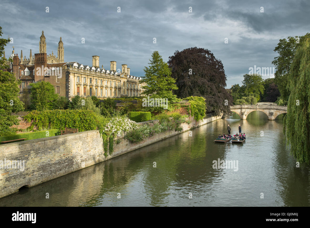 punters on the River Cam pass Clare College, Cambridge, England Stock Photo