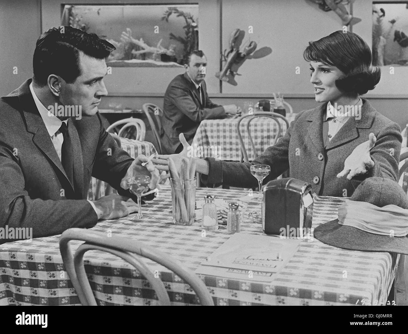 EIN GOLDFISCH AN DER LEINE- Roger Willoughby (ROCK HUDSON) ist der Topverkäufer für Angelausrüstungen. Dank seiner vielen Kunden hat er sich im Laufe der Zeit großes Know-how aneignen können und sogar ein eigenes Buch übers Angeln geschrieben. Was jedoch niemand ahnt: der Bestseller-Autor hatte noch nie einen Fisch am Haken.Ärger steht dem Angel-'Profi' ins Haus, als zwei junge Damen, Abigail und Isolde, ihn als Teilnehmer für ein Wettangeln gewinnen möchten. Szene mit Abby Page (PAULA PRENTISS) Regie: Howards Hawks aka. Man«s Favorite Sport Stock Photo