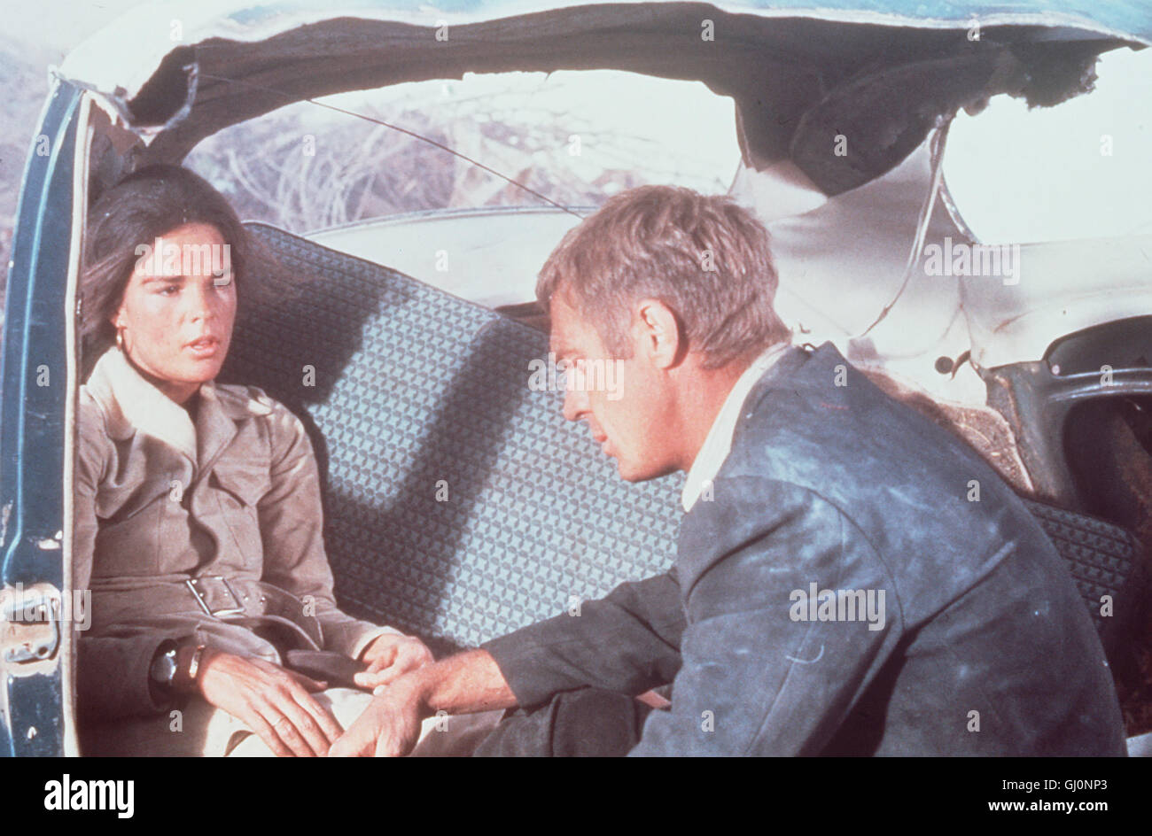 GETAWAY- Carol (ALI MacGRAW) und Doc McCoy (STEVE McQUEEN) werden mit bei einem Bankraub erbeuteten 500.000 Dollar quer durch Texas gejagt. Ihr Ziel: Die mexikanische Grenze. Regie: Sam Peckinpah aka. The Getaway Stock Photo