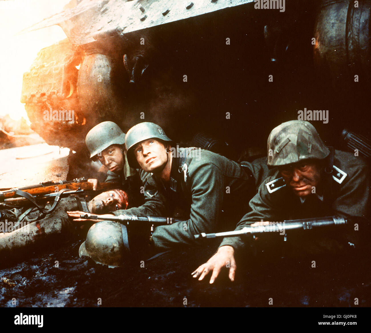 STALINGRAD- Ein Sturmbataillon der Wehrmacht wird im Sommer 1942 nach Rußland abkommandiert und in die Schlacht um die Industriestadt geschickt, Während die deutschen Soldaten sich in mörderischen Häuserkämpfen aufreiben, umzingelt die Rote Armee die Stadt. Eine versprengte Gruppe Überlebender versucht zu desertieren. v.l.n.r: HEINZ EMIGHOLZ, Leutnant Hans von Witzland (THOMAS KRETSCHMANN) und SVATOPLUK RICANEK. Regie: Joseph Vilsmaier Stock Photo