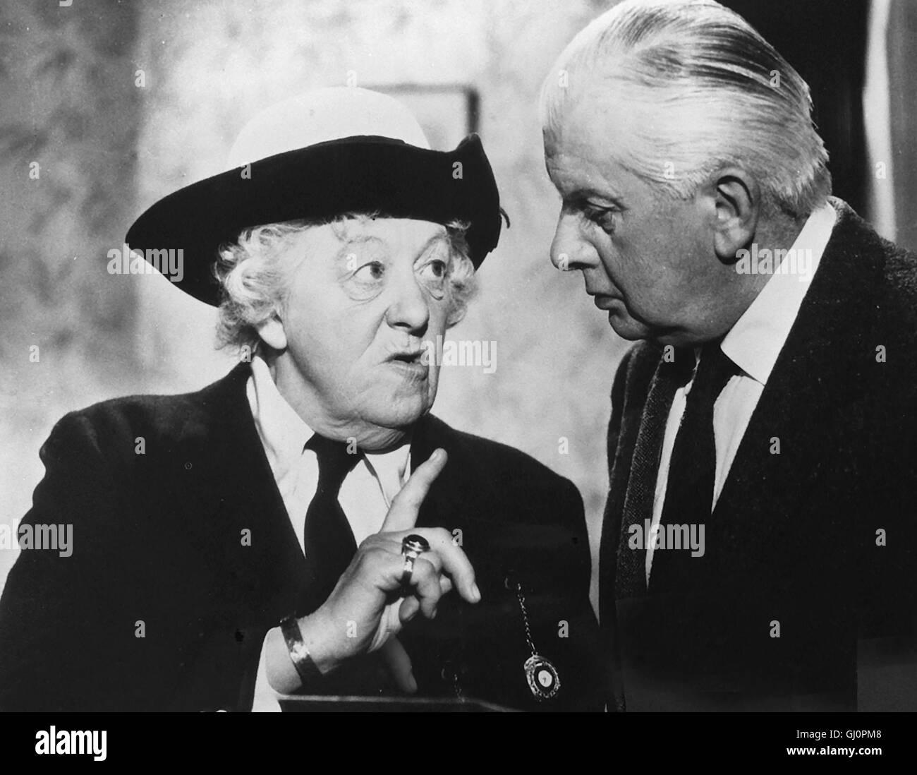 MÖRDER AHOI Murder ahoy GB 1964 - George Pollock Miss Marple wird in den Aufsichtsrat der von ihrem Großvater gegründeten 'Stiftung zur Besserung der Jugend' berufen. Während der Einführungssitzung in die altehrwürdige Organisation stirbt vor den Augen der Hobbydetektivin eines der Mitglieder - wie es scheint an einem Herzschlag. Doch Miss Marple glaubt nicht an einen natürlichen Tod ... STINGER DAVIS - Mr. Stringer MARGARET RUTHERFORD - Miss Marple Regie: George Pollock aka. Murder ahoy Stock Photo
