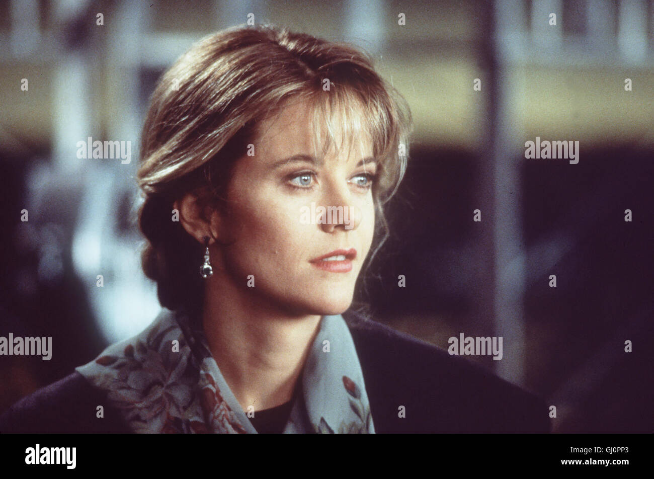 SCHLAFLOS IN SEATTLE Sleepless in Seattle USA 1993 - Nora Ephron Im Radio hört die Journalistin Annie Reed (MEG RYAN) die Stimme des Architekten Sam Baldwin, der - schlaflos in Seattle - von sich erzählt. Prompt verliebt sie sich in den Single-Vater und ist fest davon überzegt, dass Sam der richtige Mann fürs Leben ist. Bis die beiden sich endlich begegnen, müssen sie noch einige Widerstände überwinden. Regie: Nora Ephron aka. Sleepless In Seattle Stock Photo