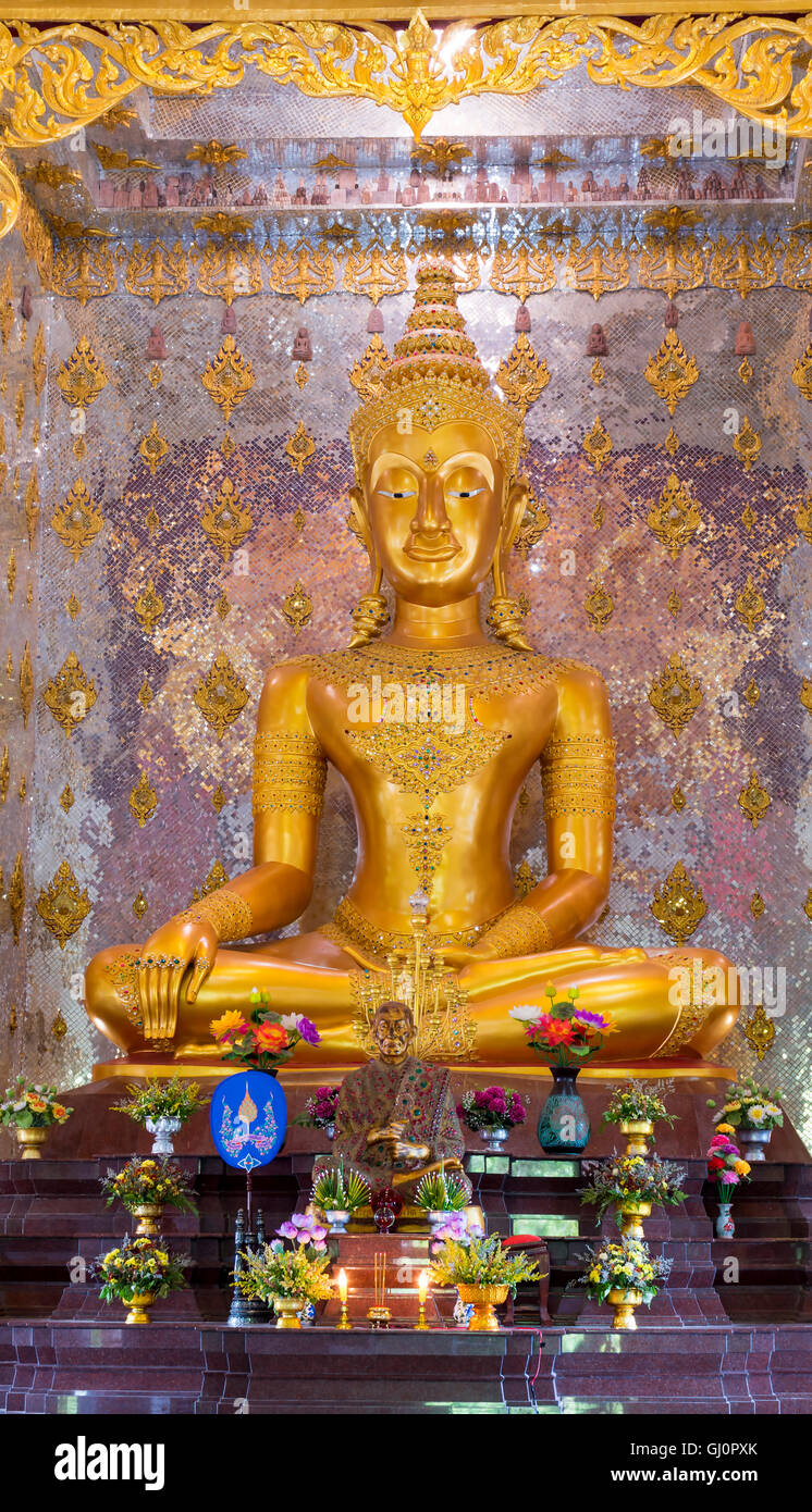 Golden buddhist monk statues hi-res stock photography and images - Alamy