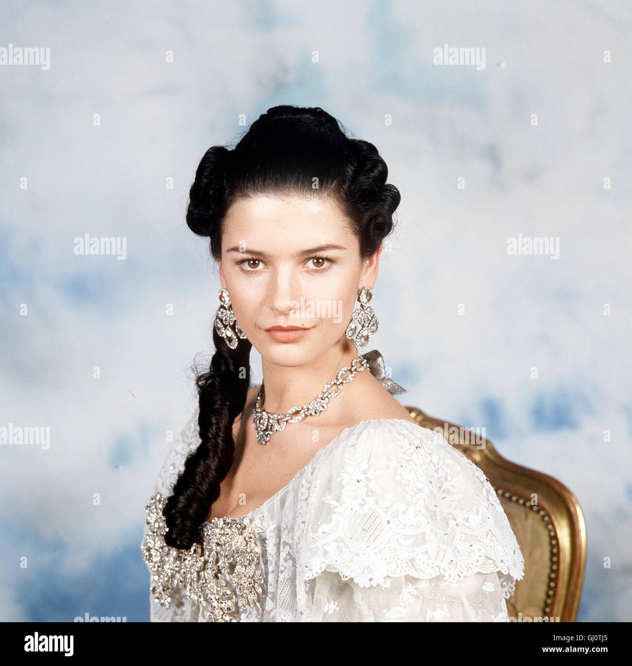 KATHARINA DIE GROSSE- Die junge, ehrgeizige Katharina (CATHERINE ZETA  JONES) ist am Hof des zukünftigen Zaren isoliert. Sie haßt ihren Mann  Peter, der in ihren Augen ein Schwächling ist. Regie: Marvin J.