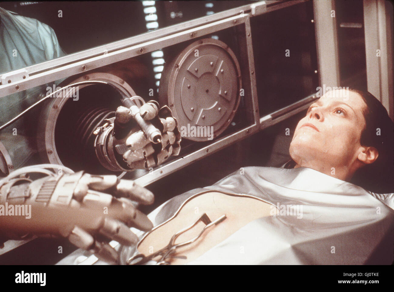 ALIEN - DIE WIEDERGEBURT- Vor 200 Jahren ist Ellen Ripley den Märtyrertod gestorben. Jetzt lässt sie eine Forschergruppe geklont wiederauferstehen. Das Wunder der Wissenschaft hat allerdings auch die Nachzucht der Aliens ermöglicht. Szene mit SIGOURNEY WEAVER als Ellen Ripley Regie: Jean-Pierre Jeunet aka. Alien: Resurrection Stock Photo