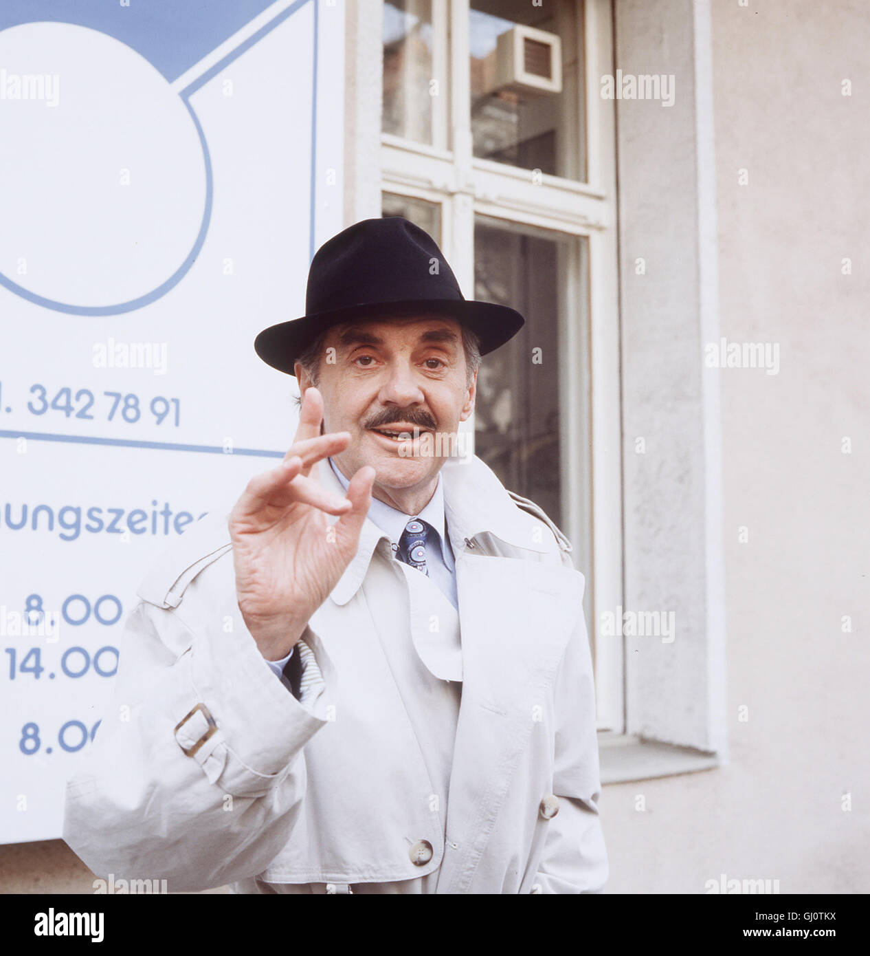 EIN KERL WIE SAMT UND SEIDE Oskar Blaschke (HARALD JUHNKE) bestreitet seinen Lebensunterhalt als Künstler - als Lebenskünstler. Er ist der Kerl wie Samt und Seide, der Liebling aller Frauen. Regie: Bodo Fürneisen Stock Photo