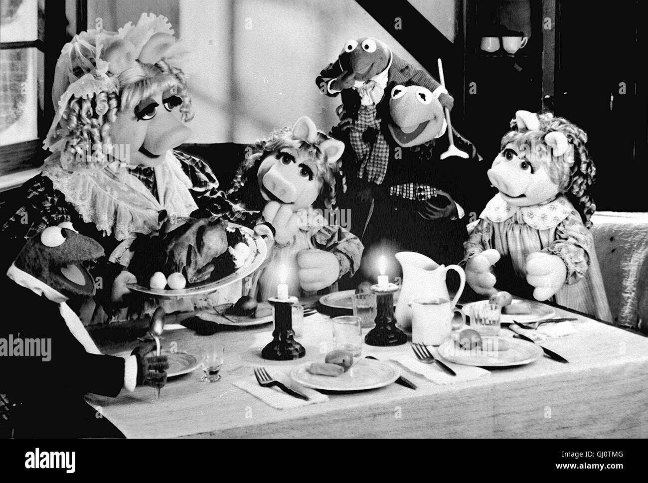 DIE MUPPETS WEIHNACHTSGESCHICHTE199019 London vor 150 Jahren: Der herzlose Geldverleiher Scrooge macht sich auch an Weihnachten durch sein boshaftes Verhalten unbeliebt. plötzlich entführen ihn drei gute Geister in seine einsame Jugend und seine ebenso trostlose Zukunft. Scrooge ist von dieser Offenbarung so gerührt, daß er sich um seinen treuen Buchhalter Bob und dessen kranken Sohn sorgt. Bild: Peter, MISS PIGGY als Emily Cratchit, KERMIT als Bob Cratchit, ROBIN als tiny Tim (auf Kermits Schulter) sowie die Töchter Belinda und Betina. Regie: Brian Henson aka. The Muppets Christmas Carol Stock Photo