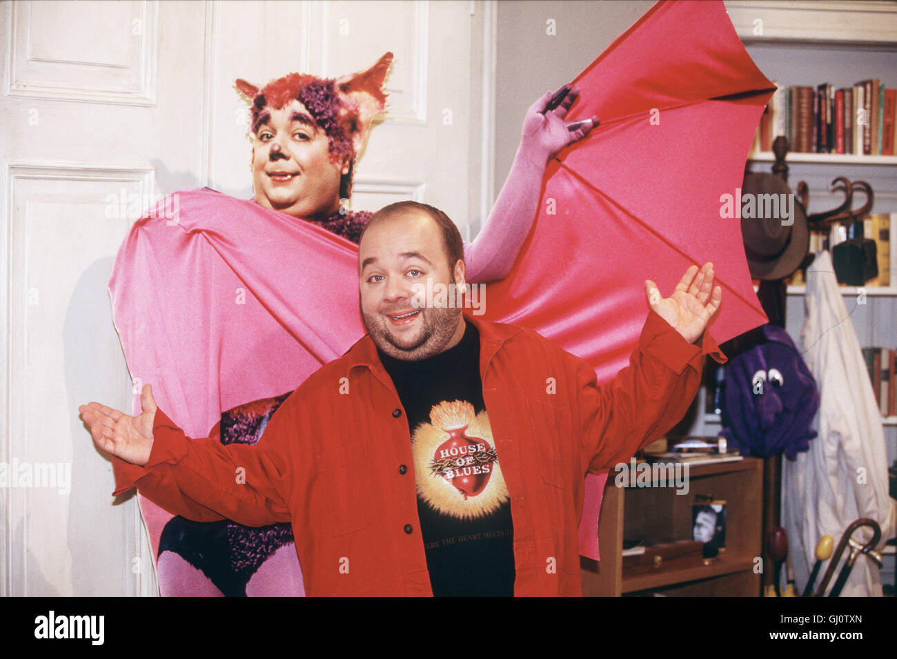 LUKAS- Comedy-Serie mit Dirk Bach. Im Bild: DIRK BACH als liebenswerter Chaot Lukas. Im Hintergrund: Lukas als 'Fledermaus Flora'. Stock Photo