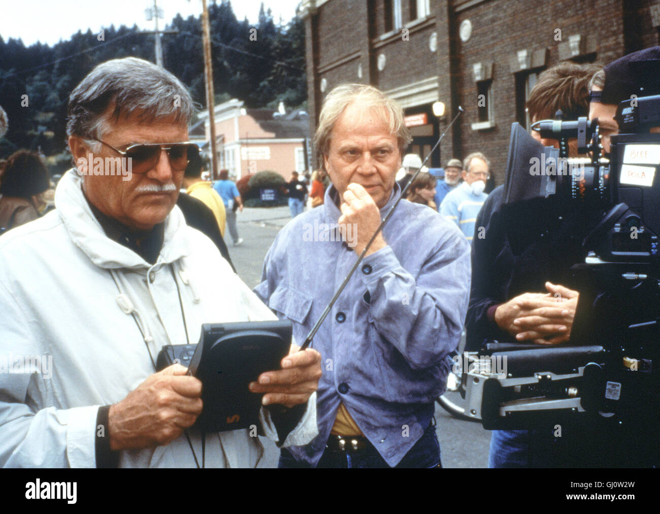 ROBERT REDFORDS 'BAGGER VANCE'- Dem Regisseur Robert Redford ist erneut ein Geniestreich mit 'Die Legende von Bagger Vance' gelungen. Neben der hochkarätigen Besetzung der Schauspieler, arbeitete Redford auch mit einem der talentiertesten Kameramänner Hollywoods an diesem Film. Der in Deutschland geborene Kameramann Michael Ballhaus arbeitete schon mit vielen großen Regisseuren zusammen, so mit Scorcese( u.a. 'Good Fellas'), mit Coppola ('Bram Stokers Dracula') oder mit Petersen (u.a. 'Outbreak')... Setfoto aus 'Outbreak': MICHAEL BALLHAUS li. und WOLFGANG PETERSEN re.  aka. Am Set mit Stock Photo