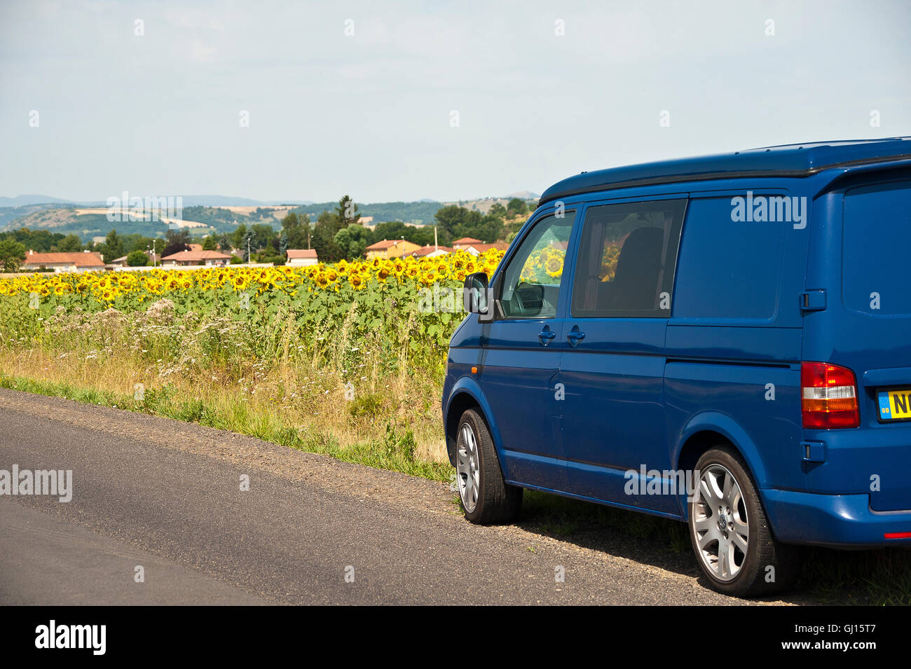 Yellow vw camper van hi-res stock photography and images - Alamy