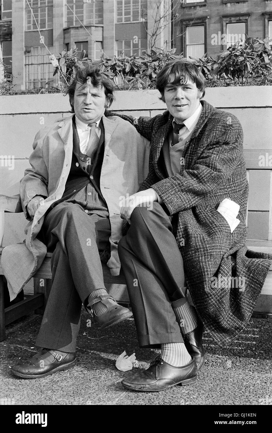 Two men sitting on a bench in Glasgow East End 1973 Stock Photo