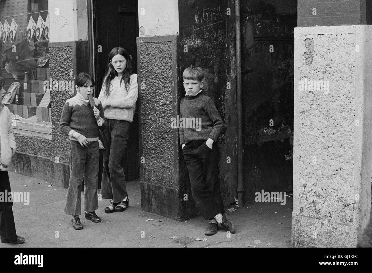 Children outside Tenement Entrance, Bridgeton, Glasgow 1971 approx Stock Photo