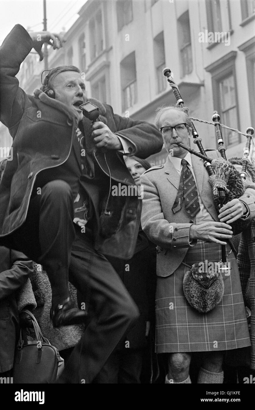 Jimmy Young, BBC Radio Presenter, visits Glasgow in 1973 Stock Photo