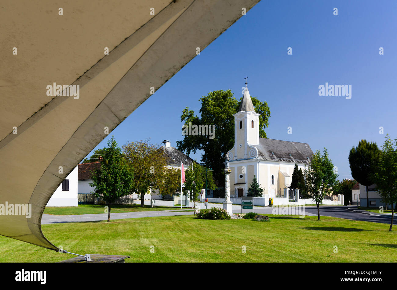 Bildein: sail roof of Burgenland (hi) story house and church hl . Vitus, Austria, Burgenland, Stock Photo