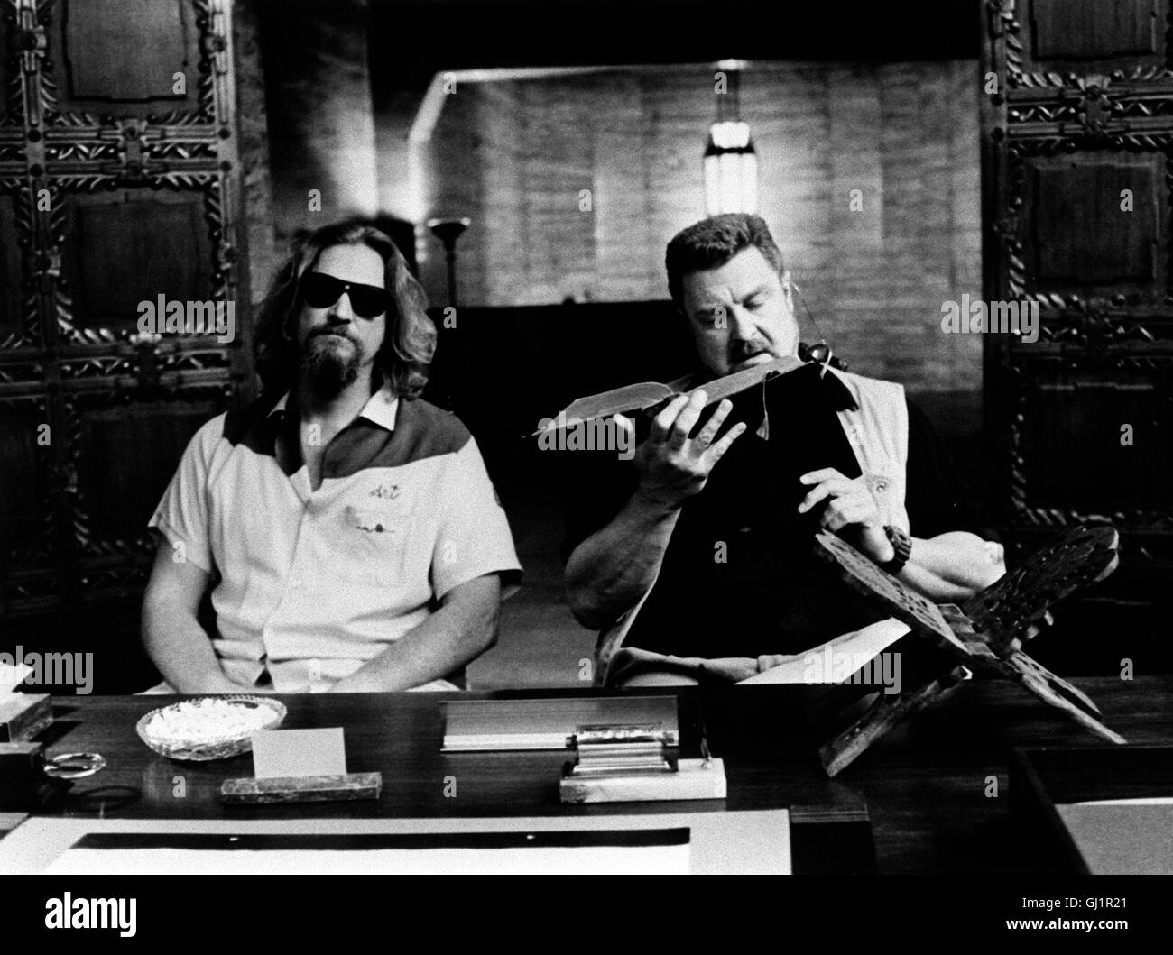THE BIG LEBOWSKI Jeff "Dude" Lebowski ist an Trägheit kaum noch zu übertreffen. Der Althippie hat sich voll und ganz den siebziger Jahren verschrieben. Als nun Lebowski mit the "Big Lebowski", einem Millionär gleichen Namens verwechselt wird, ist es mit der Herumhängerei vorbei: Jeff soll das Lösegeld für die entführte Frau des Millionärs übergeben. Szene: Jeff, the Dude (JEFF BRIDGES) und Walter (JOHN GOODMAN). Regie: Joel Coen aka. The Big Lebowski Stock Photo