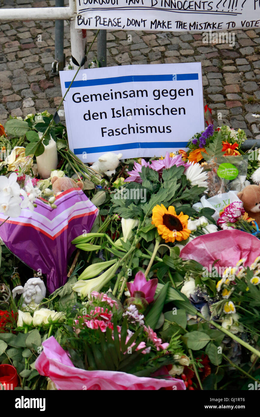 'Gemeinsam gegen den islamischen Faschismus' - Trauer- und Solidaritaetsbekundungen vor der franzoesischen Botschaft nach dem Te Stock Photo