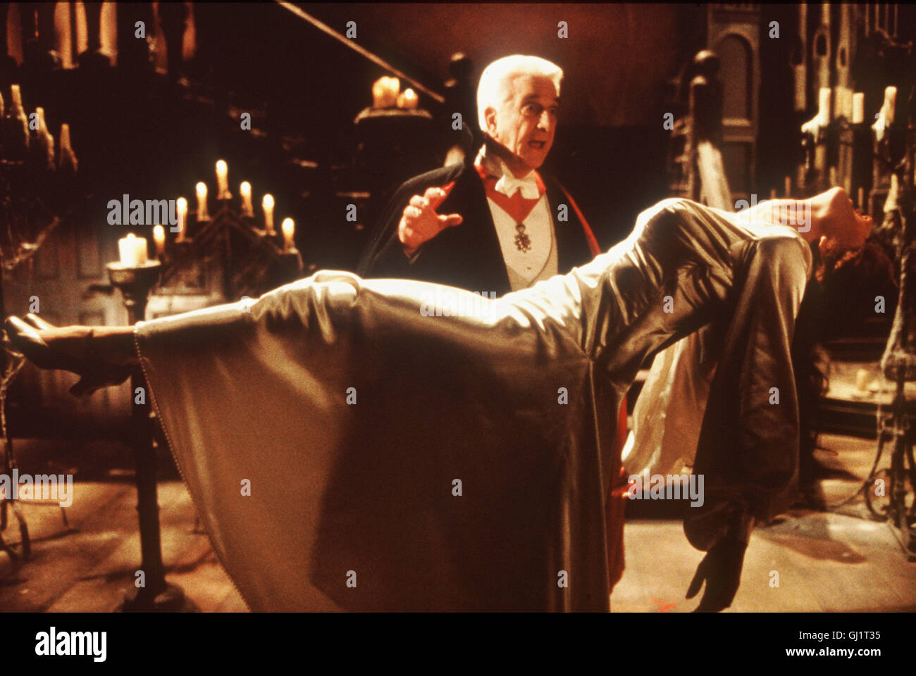 DRACULA - TOT ABER GLÜCKLICH LESLIE NIELSEN Szene: Graf Dracula (LESLIE NIELSEN) hypnotisiert die schwebende Lucy (LYSETTE ANTHONY). Regie: Mel Brooks aka. Dracula - Dead And Loving It Stock Photo