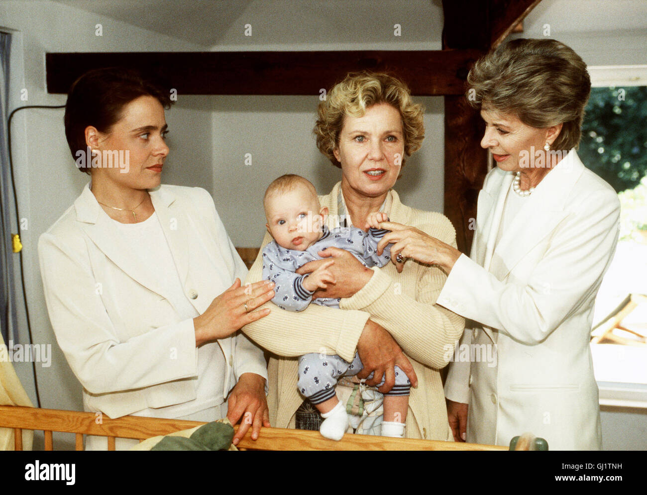 HAPPY BIRTHDAY- Marie (WITTA POHL) entdeckt bei dem kleinen Marcel Flecken, wenig später wird das Kind mit einem ausgekugelten Arm in die Klinik gebracht. Dr. Lentz befürchtet, daß die Mutter das Kind misshandelt.Marie glaubt, daß etwas anderes hinter der Sache steckt, da Ines (MARIA FITZI li) ständig weint. Marie besucht die junge Mutter und findet heraus, daß Ines mit dem schreienden Jungen und vor allem aber mit der krankhaft ordnungliebenden Schwiegermutter Constanze (KARIN EICKELBAUM re) absolut überfordert ist...  Regie: von Sydow/Wichniarz aka. Rabenmutter 4 Stock Photo