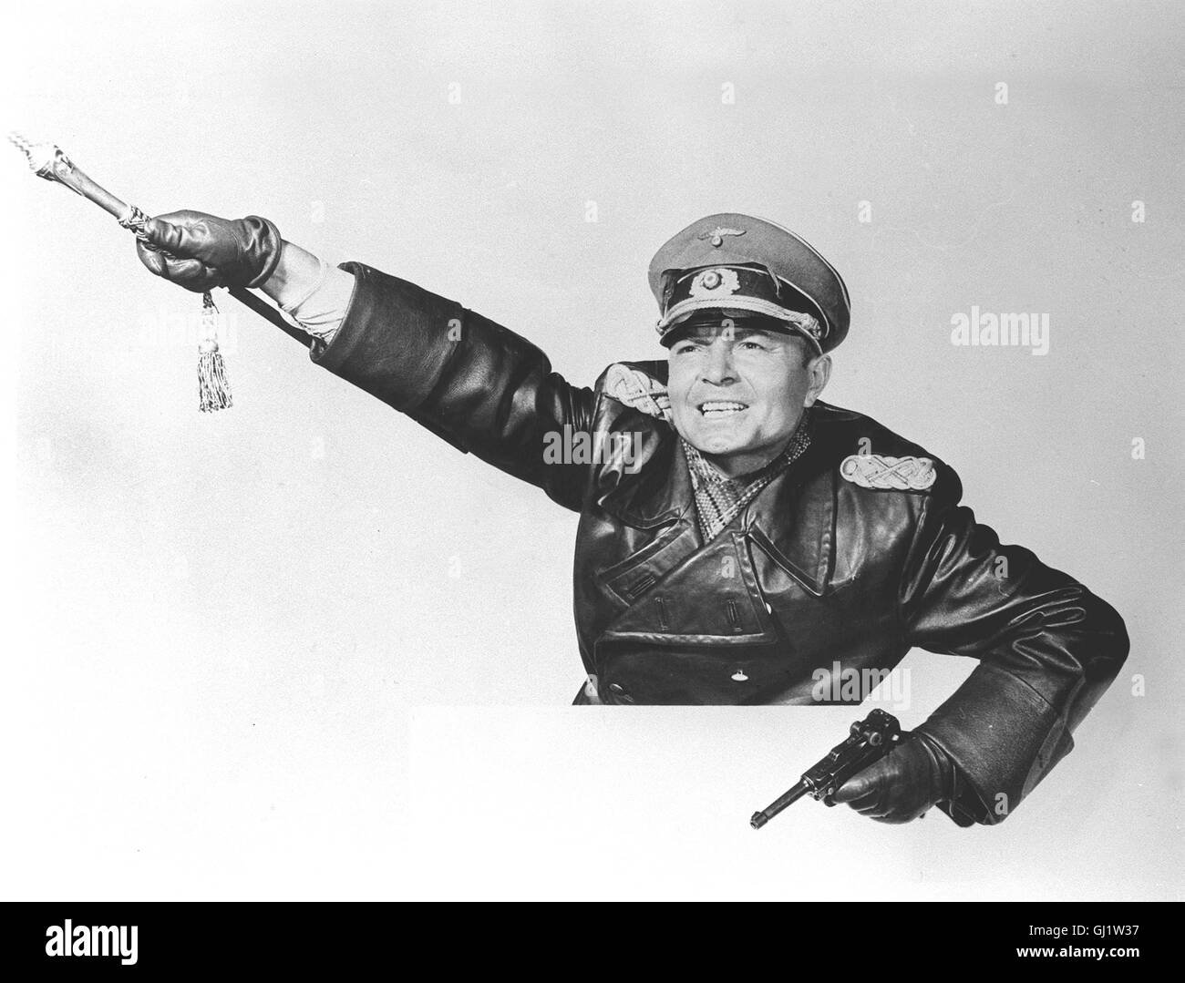 ROMMEL, DER WÜSTENFUCHS Desert Fox USA 1951 - Henry Hathaway Generalfeldmarschall Rommel (JAMES MASON) ist auf seinem Afrikafeldzug bei El-Alamein von den Alliierten vernichtend geschlagen worden. Seine Soldaten geraten alle in Gefangenschaft, Rommel selbst liegt verletzt in einem Lazarett in Deutschland. Dort beginnt er, sich immer mehr vom Nazi-Regime zu distanzieren. Er schließt sich der Widerstandsgruppe des 20. Juli an und muß - wie so viele andere - diese mutige Entscheidung mit seinem Leben bezahlen. Regie: Henry Hathaway aka. Desert Fox Stock Photo