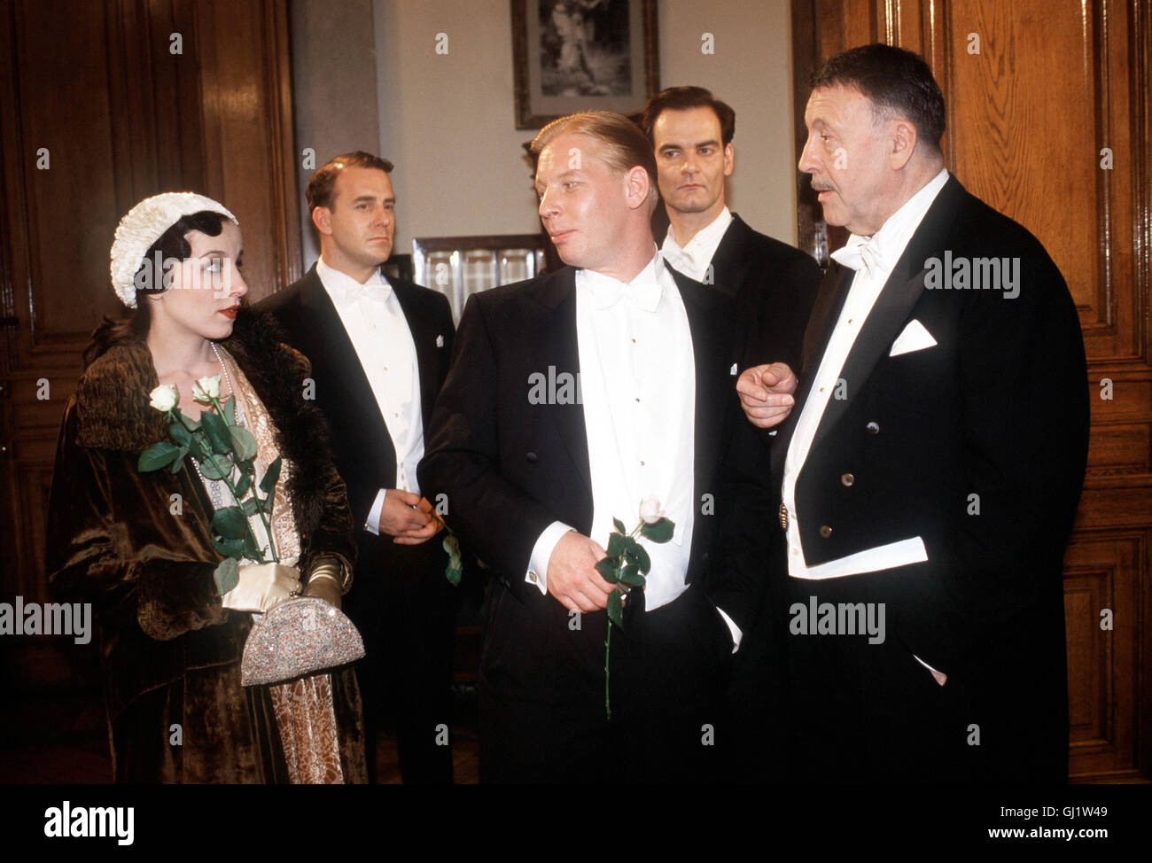 COMEDIAN HARMONISTS- Szene: Der einflussreiche Impresario Charell möchte die Comedian Harmonists unter Vertrag nehmen. Erna (MERET BECKER) beglückwünscht Roman (HEINO FERCH), Robert (BEN BECKER) und Erich (HEINRICH SCHAFMEISTER), die mit Charell (GÜNTER LAMPRECHT) verhandeln. Regie: Joseph Vilsmaier Stock Photo