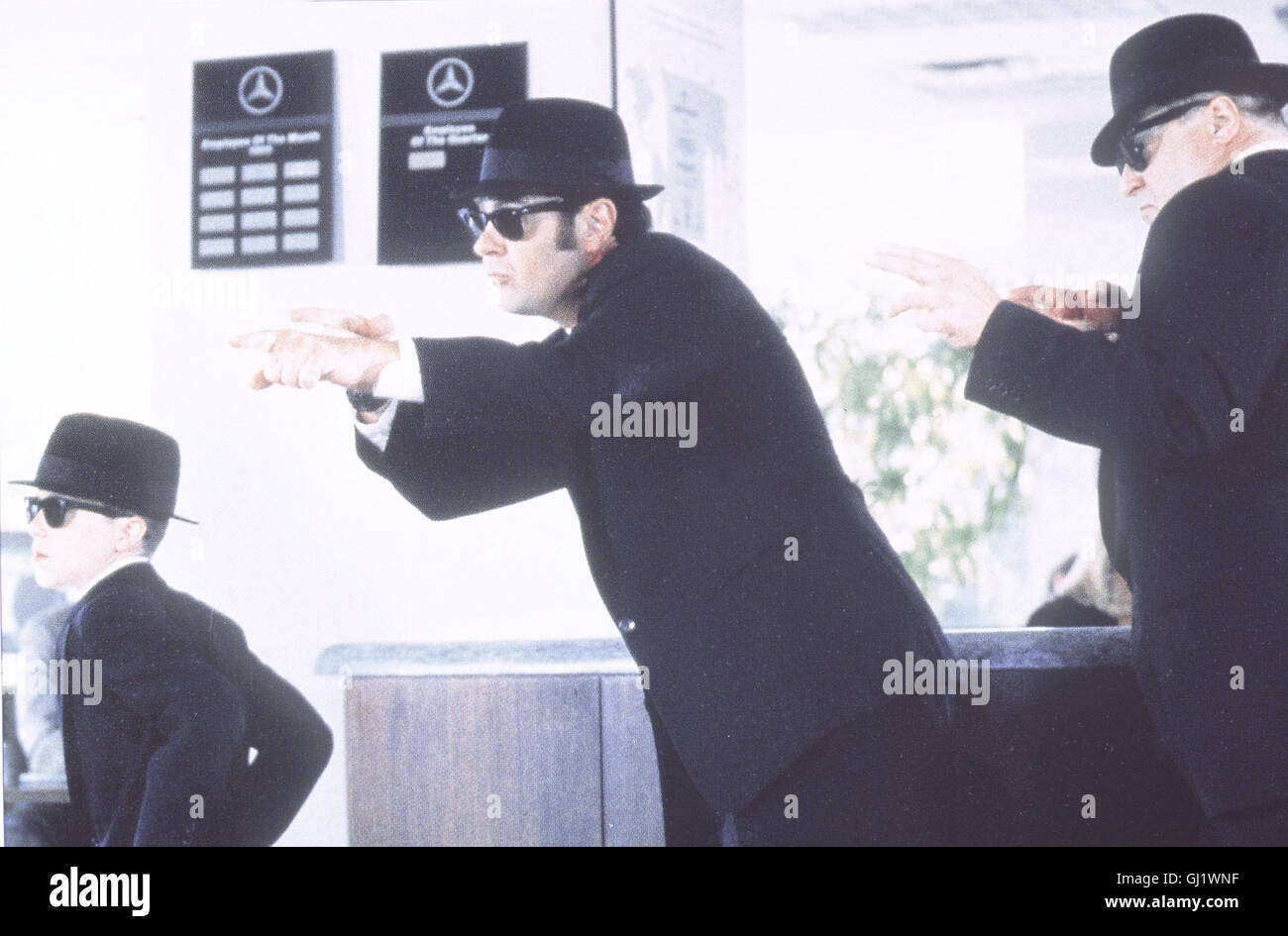 BLUES BROTHERS 2000- Nachdem Elwood Blues (DAN AYKROYD, m.) eine langjährige Gefängnisstrafe verbüßt hat, will er die nach dem Tod seines Bruders Jake auseinandergefallene, legendäre Blues-Brothers- Band wieder auferstehen lassen. Der musikalisch begabte, zehnjährige Buster (J. EVAN BONIFANT,l.) und der Barkeeper Mighty (JOHN GOODMAN, r.) sollen ihn dabei tatkräftig unterstützen ... Regie: John Landis aka. Blues Brothers 2000 Stock Photo