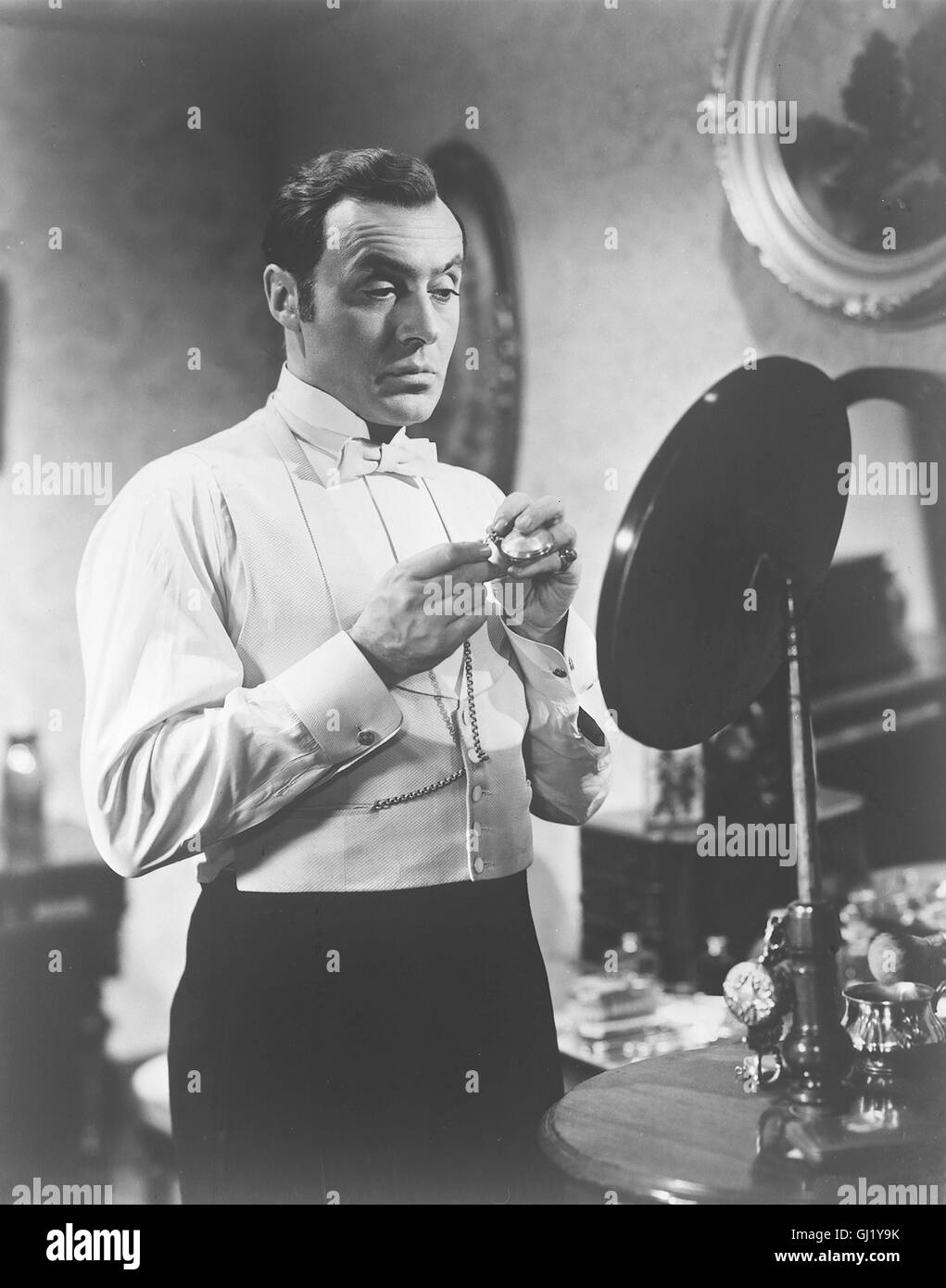 DAS HAUS DER LADY ALQUIST- Um in den Besitz seit langem gesuchter Juwelen zu kommen und um einen früheren Mord zu vertuschen, versucht ein Musiker, seine Frau durch Suggestion zum Wahnsinn zu treiben. Bild: CHARLES BOYER als Gregory Alquist Regie: George Cukor aka. Gaslight Stock Photo