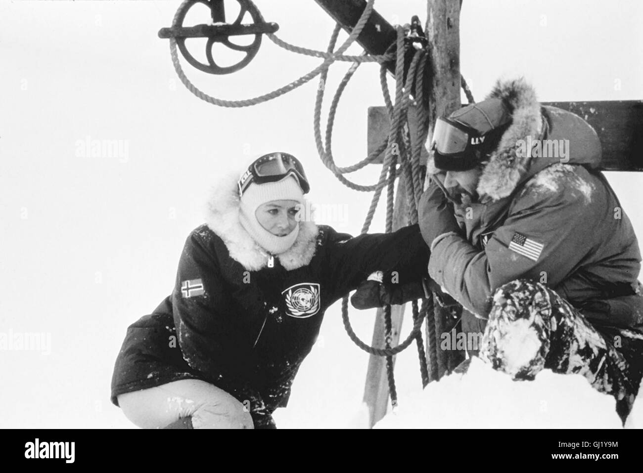 DIE BÄRENINSEL IN DER HÖLLE DER ARKTIS- Bei einer Expedition auf die antarktische 'Bäreninsel', einst U-Boot-Stützpunkt der Deutschen, will der deutschstämmige Amerikaner Frank Lansing (DONALD SUTHERLAND) das Verschwinden seines Vaters aufklären, der dort damals Kommandant war. Lansing stößt dabei auf einen Goldschatz der Nazis, um den schon bald ein gnadenloser Kampf beginnt. Hier mit Judith Ruben (BARBARA PARKINS). Regie: Don Sharp aka. Bear Island Stock Photo