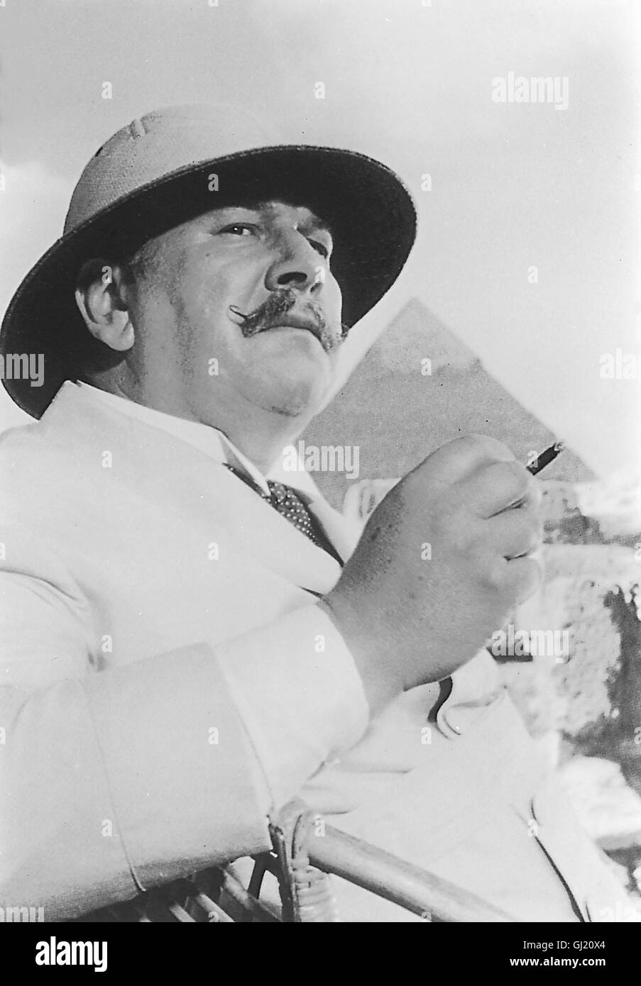 TOD AUF DEM NIL Death on the Nile GB 1977 - John Guillermin Der exzentrische belgische Meister-Detektiv Hercule Poirot (PETER USTINOV) unternimmt in Begleitung seines alten Freundes Colonel Race eine Schiffstour auf dem Nil. Race hat den Auftrag, dem schurkischen Rechtsanwalt Pennington auf die Finger zu schauen. Pennington steht unter Verdacht, das Vermögen der reichen Industrie-Erbin Linnet Ridgeway zu veruntreuen. Regie: John Guillermin aka. Death On The Nile Stock Photo