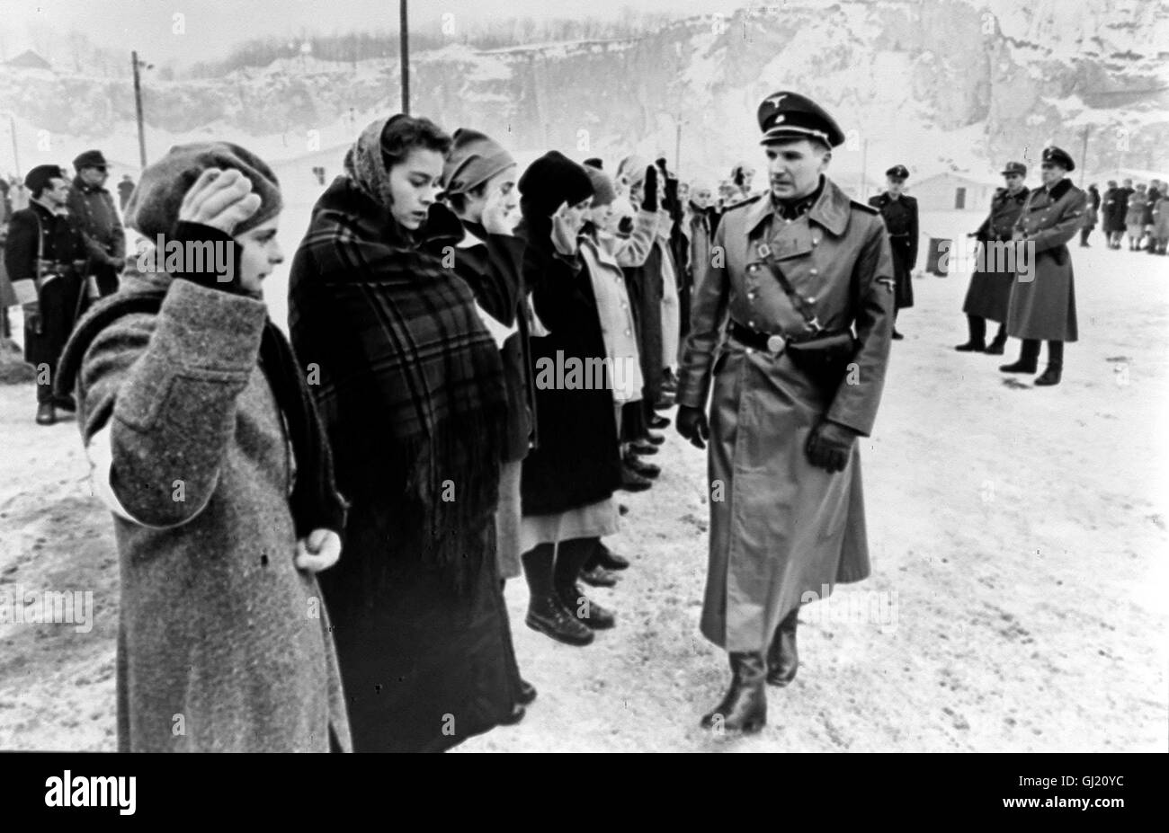 SCHINDLERS LISTE (1)- Der couragierte Industrielle Oskar Schindler rettet mit seiner Liste zahlreiche jüdische Arbeitskräfte vor dem Konzentrationslager. Foto: Der brutale SS-Komandant Amon Goeth (RALPH FIENNES) wählt die verängstigte Helen Hirsch (EMBETH DAVIDZ, 2.v.l.) als Dienstmädchen aus. Regie: Steven Spielberg aka. Schindler's List Stock Photo