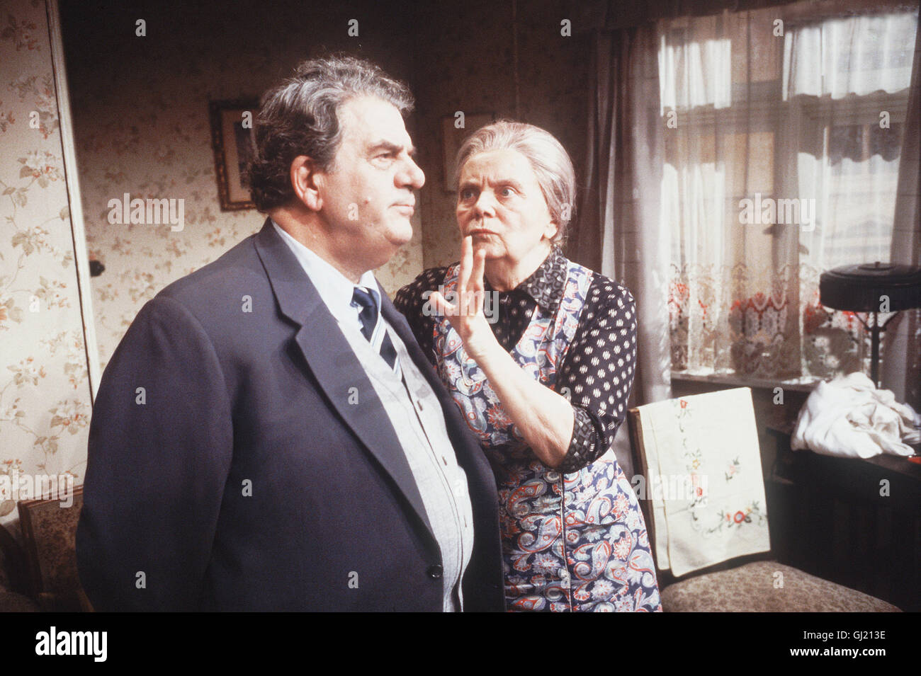 WENN DU GELD HAST Szene mit HEIDI KABEL und WERNER RIEPEL. Regie