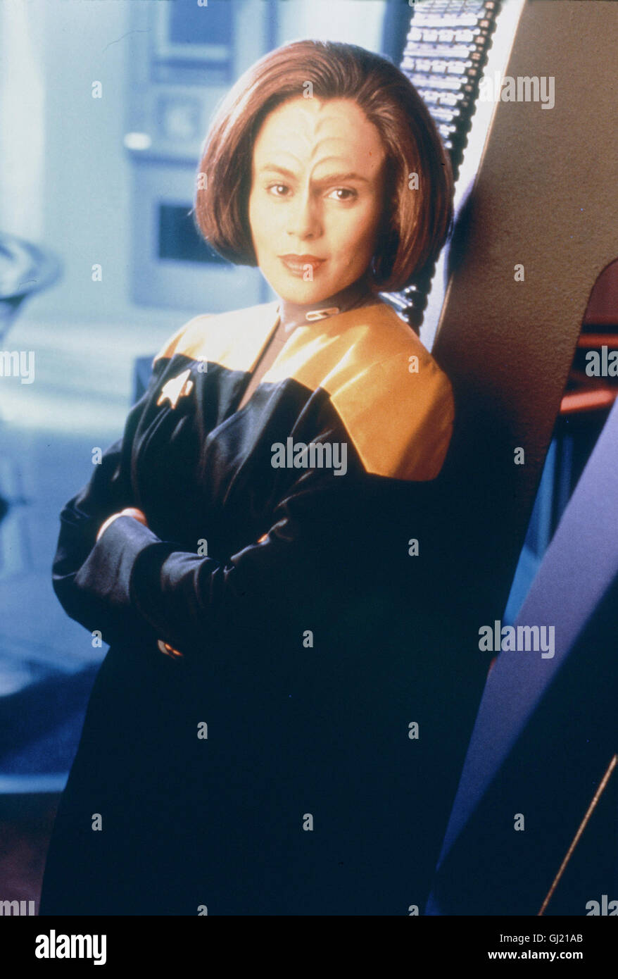 STAR TREK - RAUMSCHIFF VOYAGER- Lt. B'Elanna Torres (ROXANN BIGGS-DAWSON) ist mit dem Delta-Flyer auf einem unbekannten Planeten abgestürzt, wird jedoch von einem Bewohner des Planeten gerettet. Regie: Michael Vejar aka. Star Trek: VoyagerDie Muse Muse Stock Photo