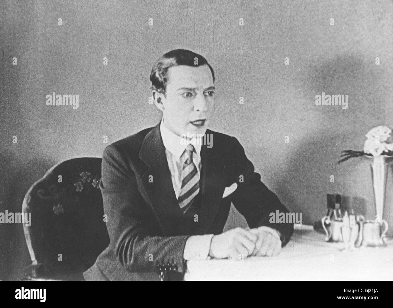 BUSTER KEATON als Jimmie Shannon in 'Seven Chances'. Bereits seit seiner frühesten Jugend geriet Buster Keaton in die Welt des Vaudeville-Theaters. Neben Charlie Chaplin, Harold Lloyd und Harry Langdon wurde er zu einem der berühmtesten Schauspieler des amerikanischen Kinos der 20er Jahre. Auf dem Gipfel seines Ruhmes angelangt, setzte er mit Werken wie 'The General', 'Steamboat Bill Jr.' und 'Sherlock Jr.' alles daran, das große Schauspiel mit dem Ausdruck der bizzarsten Phantasie zu verbinden. Bild: BUSTER KEATON als Jimmie Shannon in 'Seven Chances'. Regie: Buster Keaton aka. Dokumentation Stock Photo